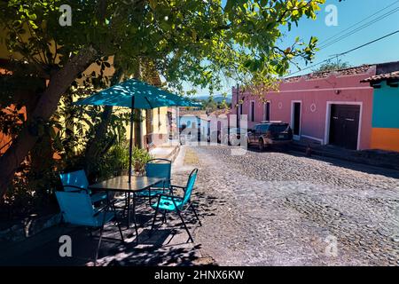 Architettura colorata nel Suchitoto coloniale, El Salvador Foto Stock