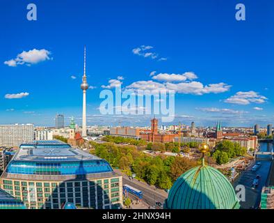 Classica vista aerea grandangolare dello skyline di Berlino con la famosa torre della televisione ad Alexanderplatz in estate, nel centro di Berlino Mitte, Germania Foto Stock