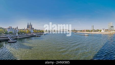 Skyline di Colonia con il fiume Reno nel tardo pomeriggio Foto Stock