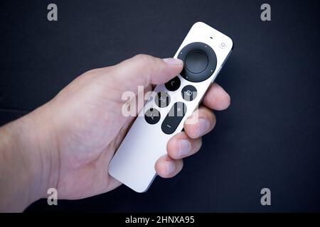 Calgary, Alberta, Canada. 2 novembre 2021. Un telecomando Siri (2a generazione) per Apple TV 4K Foto Stock