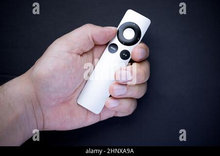 Calgary, Alberta, Canada. 2 novembre 2021. Un telecomando Apple Remote che controlla Apple TV di seconda e terza generazione Foto Stock