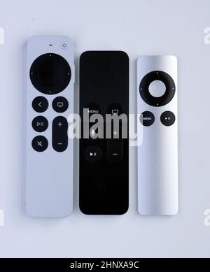 Calgary, Alberta, Canada. 2 novembre 2021. Diversi tipi di telecomandi Apple tv. Foto Stock