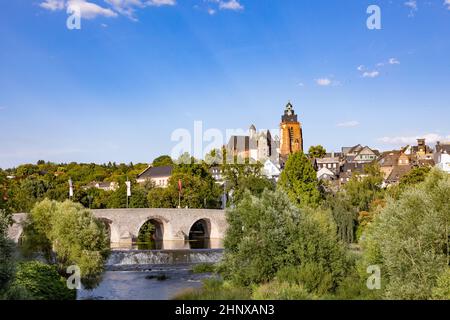 Vecchio ponte lahn e vista della famosa cupola di Wetzlar, Germania Foto Stock