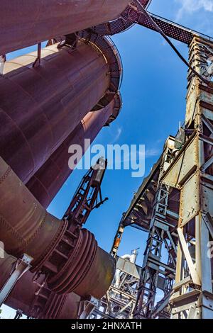 Antichi monumenti in ferro a Neunkirchen dalla fine del 20th secolo sotto il cielo blu Foto Stock