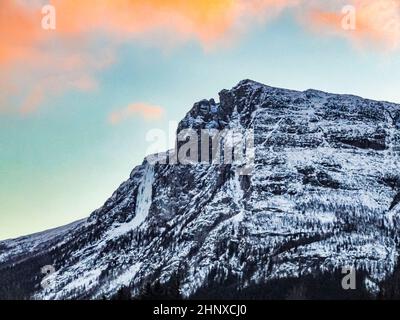 Cascata ghiacciata Hydnefossen e montagna veslehødn in un bellissimo paesaggio invernale a Hemsedal, Norvegia. Foto Stock