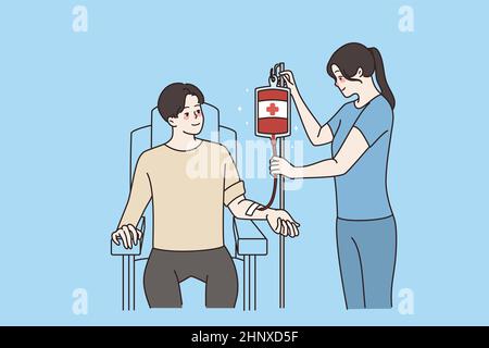 Donna sorridente medico controllo tipo donna donatore donare sangue a persone in bisogno. L'infermiera femminile aiuta a fare volontariato con la donazione di plasma in ospedale o in clinica. Foto Stock