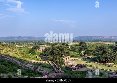 Vecchio Forte di Bhangarh in India sotto il cielo blu Foto Stock