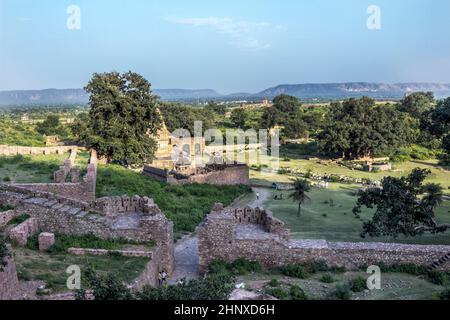 Vecchio Forte di Bhangarh in India sotto il cielo blu Foto Stock