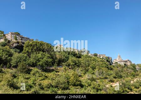 Vista al vecchio villaggio storico di Venasque in Provenza, Francia Foto Stock