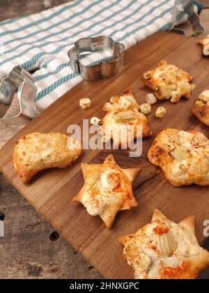 Dolce natalizio piccante in stile tarte flambée, cucina creativa di Natale, panetteria di Natale Foto Stock