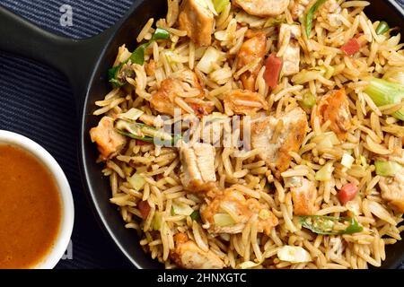 primo piano di riso fritto di pollo nel piatto Foto Stock