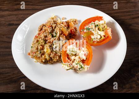 Insalata di tabbouleh con pomodoro ripieno. Cibo vegetariano. Piatto tradizionale medio-orientale o arabo. Vista dall'alto Foto Stock