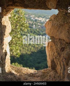 una valle vista dall'alto attraverso un buco nel pietra Foto Stock