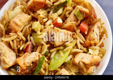 primo piano di riso fritto di pollo in una ciotola Foto Stock