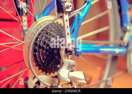 Dettaglio del cambiamento- velocità sulla bicicletta. Bike per variare la velocità di assemblaggio. Ruota posteriore. Acciaio catena di bicicletta. Gli ingranaggi di trasmissione di close-up. Foto Stock