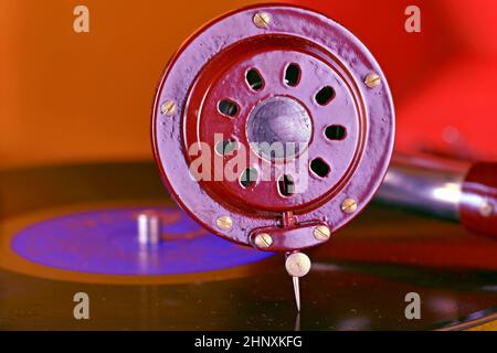 Grammofono antiquario con vinile in bella casella rossa. Primo piano. Foto Stock