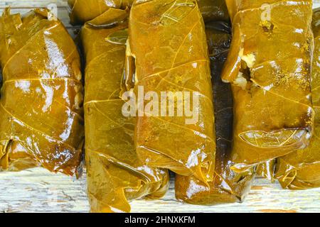 Foglie di vite ripieni di riso. Tradizionale cucina greca e mediterranea. Close-up. Foto Stock