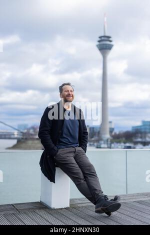 Duesseldorf, Germania. 14th Feb 2022. Christian Erdmann, attore, in un'esclusiva sessione fotografica con l'Agenzia Stampa tedesca dpa nel Medienhafen. Christian Erdmann svolge un ruolo di primo piano nel film televisivo "Eine riskante Entscheidung", che ZDF trasmetterà il 21 febbraio 2022. Credit: Rolf Vennenbernd/dpa/Alamy Live News Foto Stock