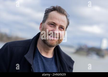 Duesseldorf, Germania. 14th Feb 2022. Christian Erdmann, attore, in un'esclusiva sessione fotografica con l'Agenzia Stampa tedesca dpa nel Medienhafen. Christian Erdmann svolge un ruolo di primo piano nel film televisivo "Eine riskante Entscheidung", che ZDF trasmetterà il 21 febbraio 2022. Credit: Rolf Vennenbernd/dpa/Alamy Live News Foto Stock
