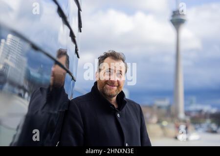 Duesseldorf, Germania. 14th Feb 2022. Christian Erdmann, attore, in un'esclusiva sessione fotografica con l'Agenzia Stampa tedesca dpa nel Medienhafen. Christian Erdmann svolge un ruolo di primo piano nel film televisivo "Eine riskante Entscheidung", che ZDF trasmetterà il 21 febbraio 2022. Credit: Rolf Vennenbernd/dpa/Alamy Live News Foto Stock