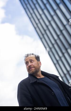 Duesseldorf, Germania. 14th Feb 2022. Christian Erdmann, attore, in un'esclusiva sessione fotografica con l'Agenzia Stampa tedesca dpa nel Medienhafen. Christian Erdmann svolge un ruolo di primo piano nel film televisivo "Eine riskante Entscheidung", che ZDF trasmetterà il 21 febbraio 2022. Credit: Rolf Vennenbernd/dpa/Alamy Live News Foto Stock