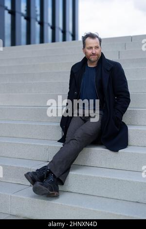 Duesseldorf, Germania. 14th Feb 2022. Christian Erdmann, attore, in un'esclusiva sessione fotografica con l'Agenzia Stampa tedesca dpa nel Medienhafen. Christian Erdmann svolge un ruolo di primo piano nel film televisivo "Eine riskante Entscheidung", che ZDF trasmetterà il 21 febbraio 2022. Credit: Rolf Vennenbernd/dpa/Alamy Live News Foto Stock