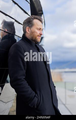 Duesseldorf, Germania. 14th Feb 2022. Christian Erdmann, attore, in un'esclusiva sessione fotografica con l'Agenzia Stampa tedesca dpa nel Medienhafen. Christian Erdmann svolge un ruolo di primo piano nel film televisivo "Eine riskante Entscheidung", che ZDF trasmetterà il 21 febbraio 2022. Credit: Rolf Vennenbernd/dpa/Alamy Live News Foto Stock