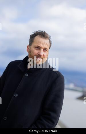 Duesseldorf, Germania. 14th Feb 2022. Christian Erdmann, attore, in un'esclusiva sessione fotografica con l'Agenzia Stampa tedesca dpa nel Medienhafen. Christian Erdmann svolge un ruolo di primo piano nel film televisivo "Eine riskante Entscheidung", che ZDF trasmetterà il 21 febbraio 2022. Credit: Rolf Vennenbernd/dpa/Alamy Live News Foto Stock