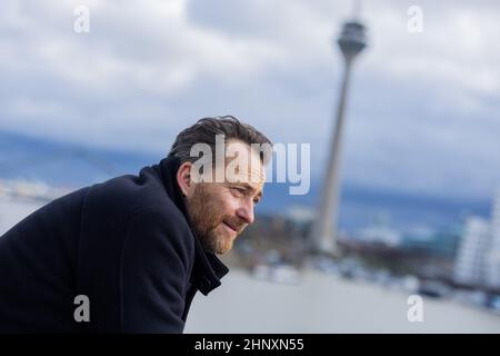 Duesseldorf, Germania. 14th Feb 2022. Christian Erdmann, attore, in un'esclusiva sessione fotografica con l'Agenzia Stampa tedesca dpa nel Medienhafen. Christian Erdmann svolge un ruolo di primo piano nel film televisivo "Eine riskante Entscheidung", che ZDF trasmetterà il 21 febbraio 2022. Credit: Rolf Vennenbernd/dpa/Alamy Live News Foto Stock
