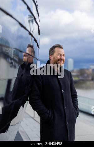 Duesseldorf, Germania. 14th Feb 2022. Christian Erdmann, attore, in un'esclusiva sessione fotografica con l'Agenzia Stampa tedesca dpa nel Medienhafen. Christian Erdmann svolge un ruolo di primo piano nel film televisivo "Eine riskante Entscheidung", che ZDF trasmetterà il 21 febbraio 2022. Credit: Rolf Vennenbernd/dpa/Alamy Live News Foto Stock
