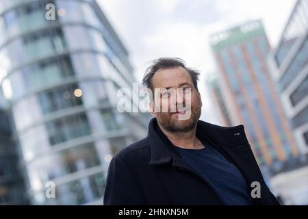 Duesseldorf, Germania. 14th Feb 2022. Christian Erdmann, attore, in un'esclusiva sessione fotografica con l'Agenzia Stampa tedesca dpa nel Medienhafen. Christian Erdmann svolge un ruolo di primo piano nel film televisivo "Eine riskante Entscheidung", che ZDF trasmetterà il 21 febbraio 2022. Credit: Rolf Vennenbernd/dpa/Alamy Live News Foto Stock