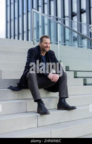 Duesseldorf, Germania. 14th Feb 2022. Christian Erdmann, attore, in un'esclusiva sessione fotografica con l'Agenzia Stampa tedesca dpa nel Medienhafen. Christian Erdmann svolge un ruolo di primo piano nel film televisivo "Eine riskante Entscheidung", che ZDF trasmetterà il 21 febbraio 2022. Credit: Rolf Vennenbernd/dpa/Alamy Live News Foto Stock