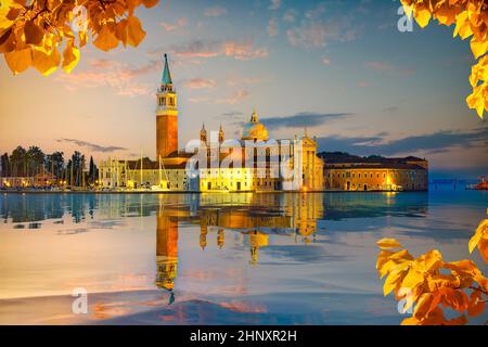 Vista di San Giorgio maggiore a Venezia in autunno Foto Stock