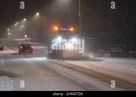 Nevicate pesanti caduta in Tow Law, Contea di Durham. Con le attrazioni in chiusura, interruzione del viaggio e un incidente importante dichiarato in alcune aree, il che significa che le persone sono avvertite di rimanere al chiuso. Un raro avvertimento di tempo rosso – l'allarme più alto, il che significa che è molto probabile un impatto elevato – è stato emesso dal MET Office a causa della combinazione di maree elevate, forti venti e tempeste di picco. Data immagine: Venerdì 18 febbraio 2022. Foto Stock