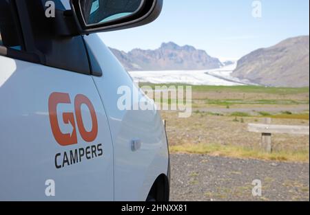 Islanda il 30 luglio 2021: Un piccolo camper sulla strada in Islanda, la prima grande stagione turistica dal Corona-Lockdown del 2020 Foto Stock