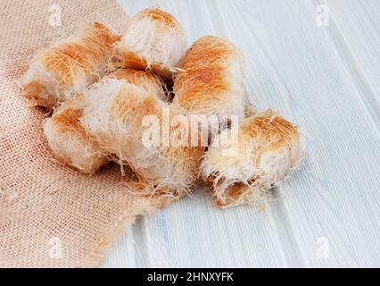 Kataifi un dessert greco amato da altre regioni dei Balcani e del Middel Est. Speciali trecce sottili di impasto farcite di noci e ricoperte di sciroppo. Foto Stock