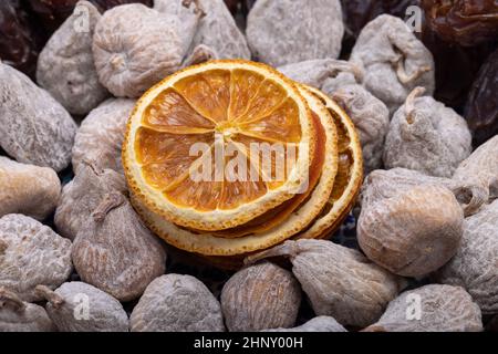 fette aranciate, fichi cosparsi di farina di riso e datteri jumbo medjoul. Foto Stock