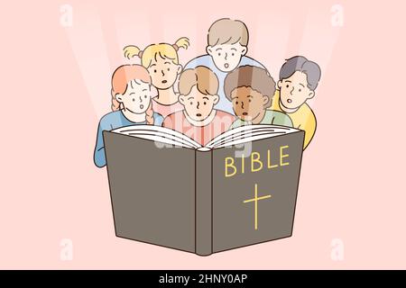 Educazione religiosa e concetto di bibbia. Gruppo di bambini piccoli interessati bambini seduti e guardando leggere la Bibbia tutti insieme illustrazione vettoriale Foto Stock