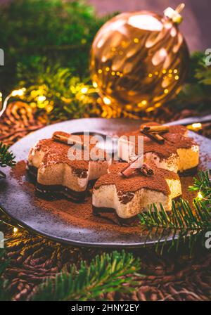 Dessert alla cannella di Natale a forma di stella con ornamenti Foto Stock