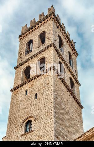 Antico campanile in pietra del Tempio di Minerva, simbolo di Assisi, Italia Foto Stock