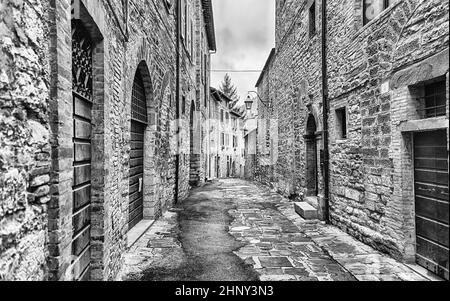 Passeggiando per le pittoresche e antiche strade di Gubbio, una delle più belle città medievali in Italia centrale Foto Stock