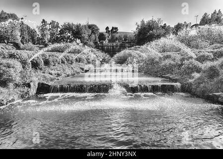 Scenic fontana vicino la EUR lago artificiale, moderno quartiere a sud di Roma, Italia Foto Stock
