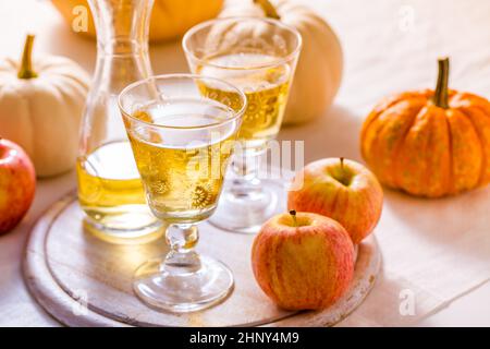 Sidro di mele con mele fresche e zucche per il Ringraziamento e l'autunno Foto Stock