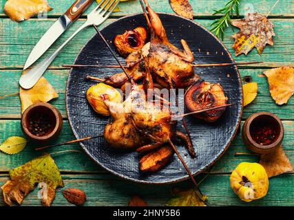 Kebab di quaglia e quince autunno su spiedini di legno Foto Stock