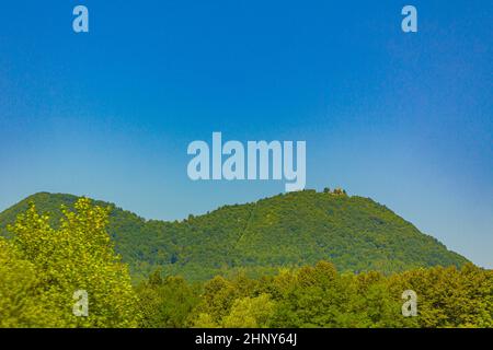 Meraviglioso paesaggio montano e forestale con cielo blu nuvoloso in Slovenia. Foto Stock