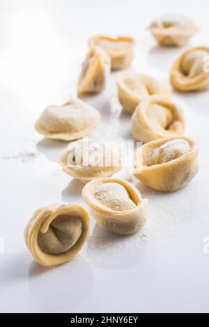 Gnocchi freschi crudi , o tortellini italiani, isolati su fondo bianco Foto Stock