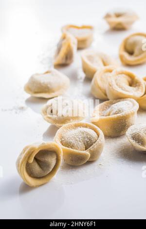 Gnocchi freschi crudi , o tortellini italiani, isolati su fondo bianco Foto Stock