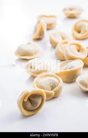 Gnocchi freschi crudi , o tortellini italiani, isolati su fondo bianco Foto Stock