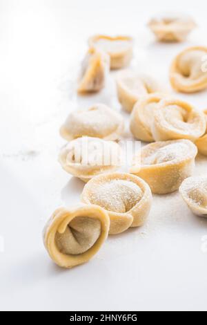 Gnocchi freschi crudi , o tortellini italiani, isolati su fondo bianco Foto Stock