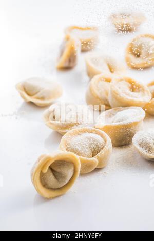 Gnocchi freschi crudi , o tortellini italiani, isolati su fondo bianco Foto Stock